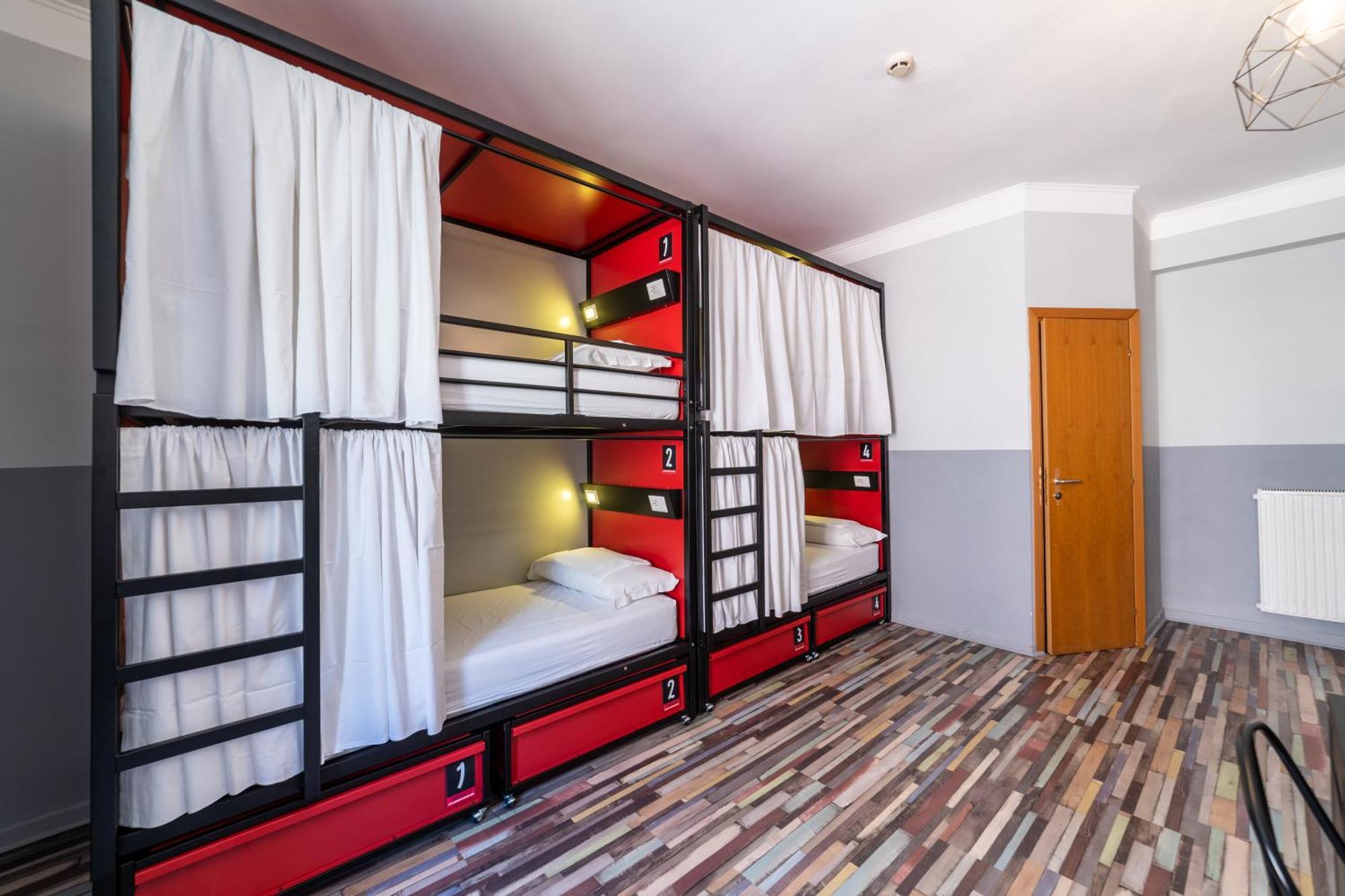 Yellowsquare Albergue *
